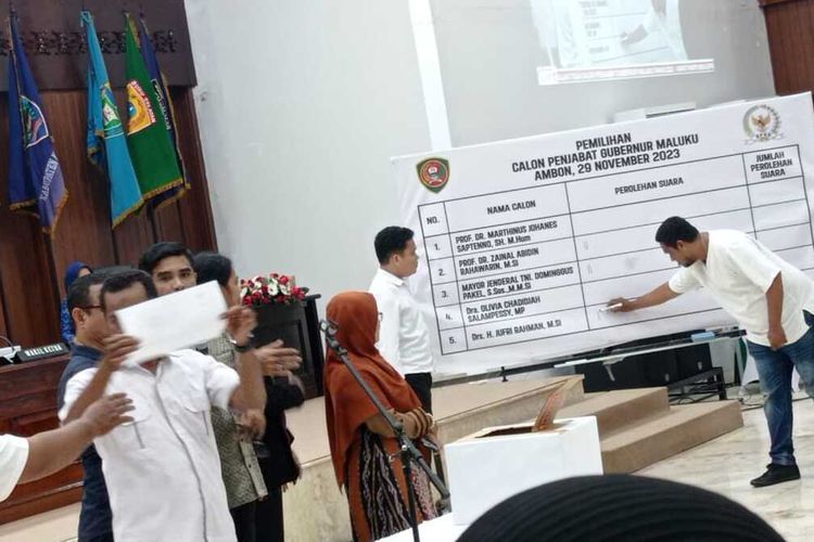 Hasil rapat paripurna bersama anggota DRPR hasilkan tiga nama calon Penjabat (Pj) Gubernur Maluku melalui sistem voting atau pungutan suara yang akan disetor ke Mendagri paling lambat 6 Desember 2023