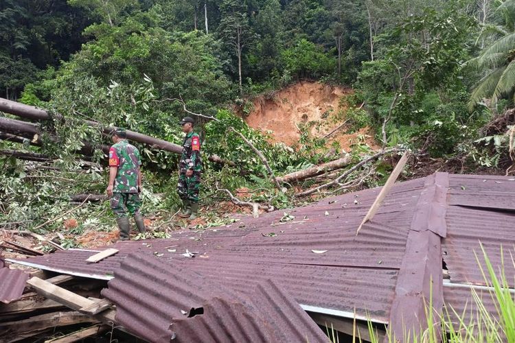 Sebuah bukit di Kecamatan Batu Ampar, Kabupaten Kubu Raya, Kalimantan Barat (Kalbar) longsor. Ketua Satuan Tugas Informasi Bencana Badan Penanggulangan Bencana Daerah (BPBD) Kalimantan Barat (Kalbar) Daniel mengatakan, kibat longsor, sebuah rumah warga yang berada di kaki bukit mengalami rusak tertimbun tanah. 