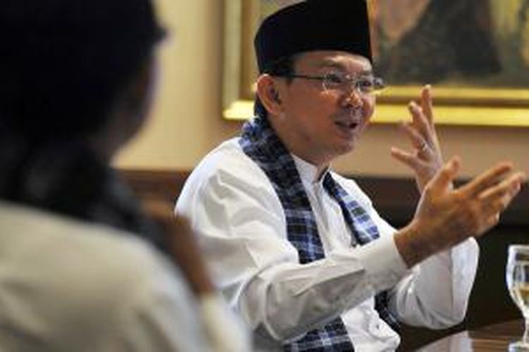 Wakil Gubernur DKI Jakarta, Basuki Tjahaja Purnama, berkunjung ke Redaksi Harian Kompas untuk bersilaturahim sekaligus menyampaikan sosialisasi program kerja Kantor Harian Kompas di Palmerah, Jakarta, Jumat (10/5/2013). Basuki diterima langsung oleh Pemimpin Umum Harian Kompas, Jakob Oetama, yang didampingi CEO Kompas Gramedia, Agung Adiprasetyo, Pemimpin Redaksi Kompas, Rikard Bagun, dan jajaran pimpinan Kompas lainnya.