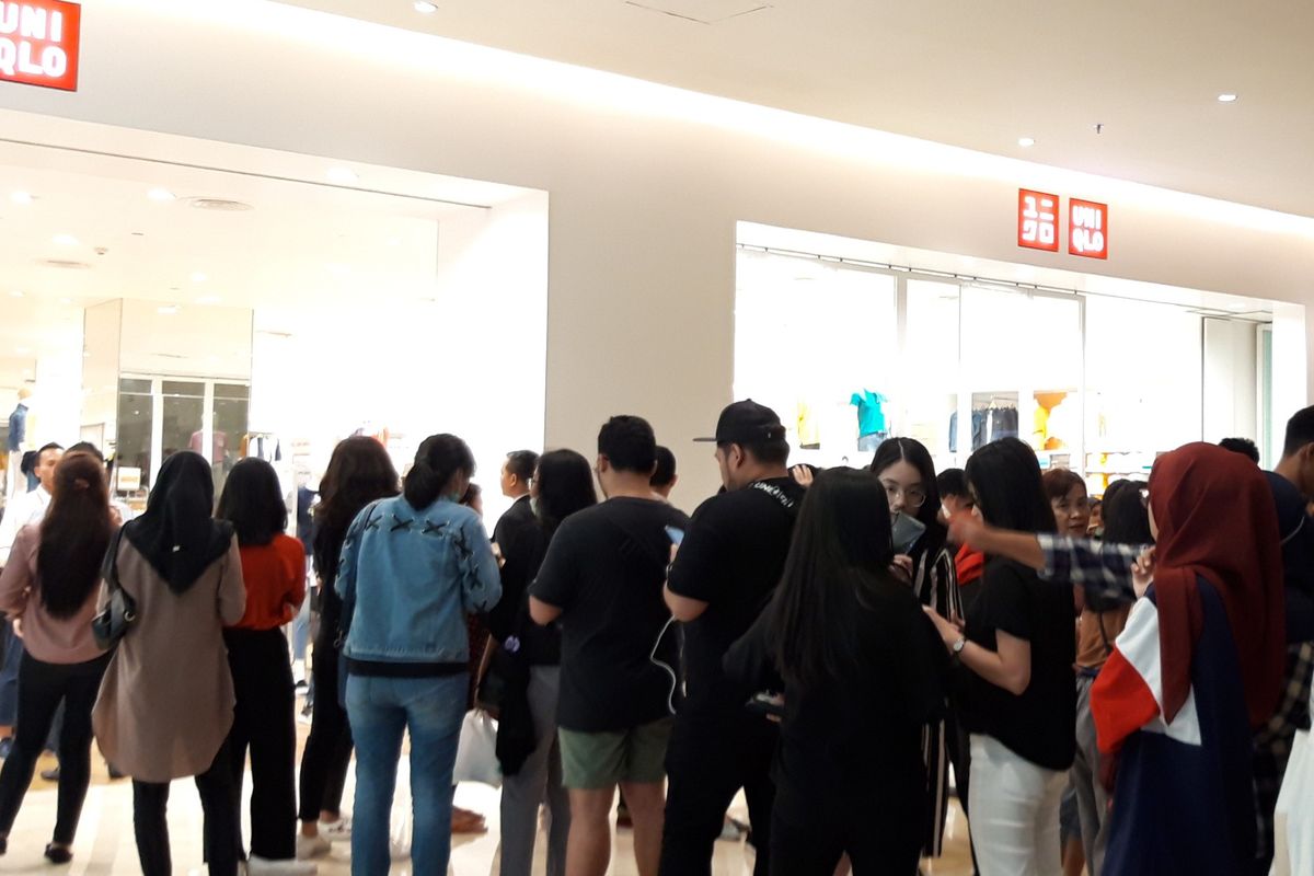 Antrean di depan toko Uniqlo Grand Indonesia untuk mendapatkan kaos Uniqlo x BT21, Jumat (21/6/2019)