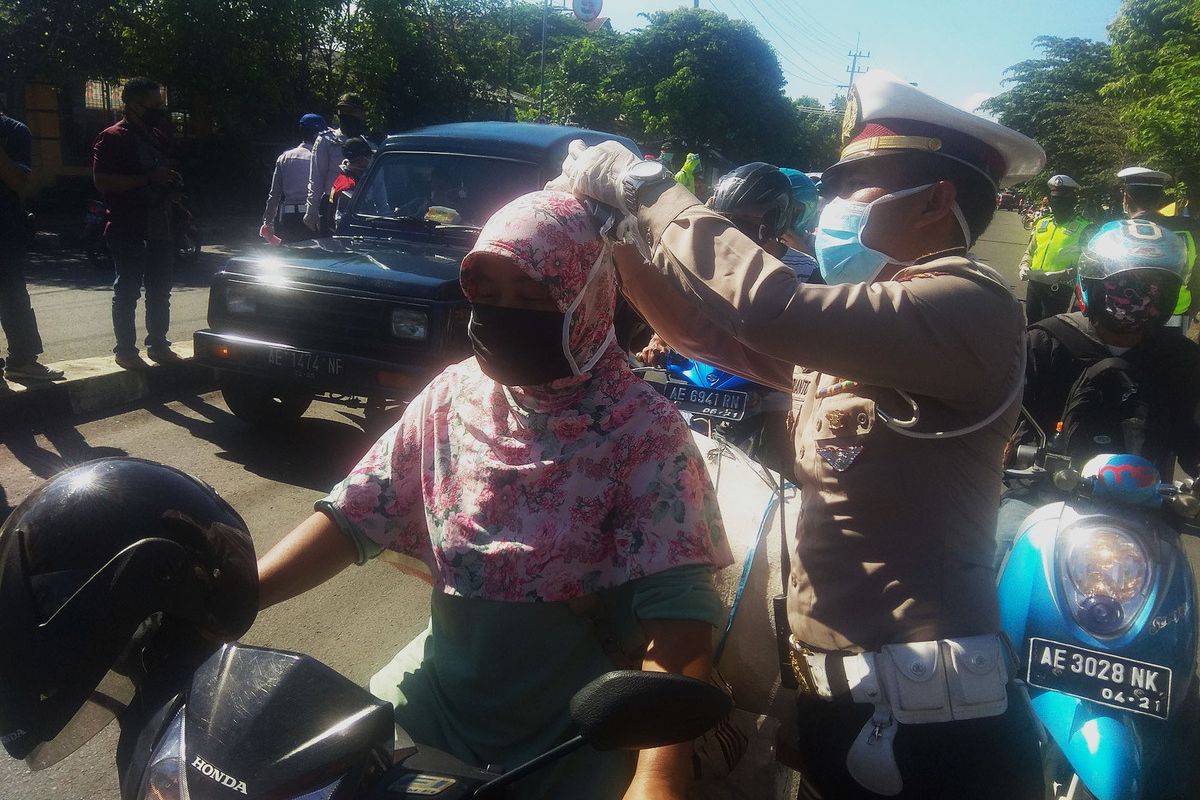 Pembagian ratusan masker oleh anggota Polres Magetan dalam rangka giat operasi keselamatan Semeru 2020 langsung ludes. Masih banyak warga Magetan yang beraktifitas di luar rumah tanpa mengenakan masker ditengah pandemi virus corona.