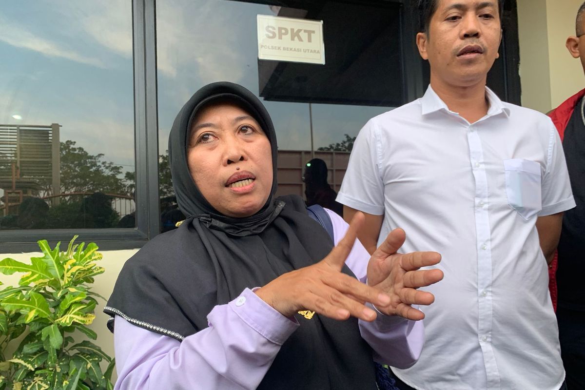 Ketua panitia Madrasah Aliyah Negeri (MAN) 1 Kota Bekasi, Siti Badriyah menjelaskan kronologi EO Jogja Holiday Center yang menipu soal study tour saat ditemui di Polsek Bekasi Utara, Senin (12/6/2023).