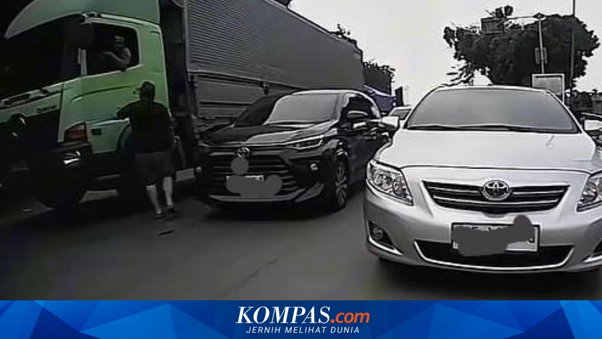 Kronologi Pria Gelantungan di Truk Dipukul Palu hingga Jatuh, Bermula Senggolan di Cibubur