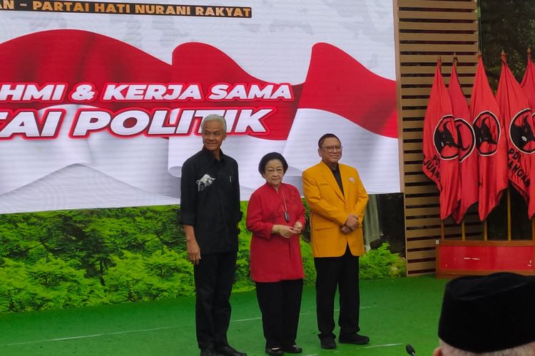 Bakal calon presiden (bacapres) Ganjar Pranowo (kiri), Ketum PDI-P Megawati Soekarnoputri (tengah), Ketum Hanura Oesman Sapta Odang atau Oso (kanan) usai pertemuan tertutup soal kerja sama politik, di Kantor DPP PDI-P, Jalan Diponegoro, Menteng Jakarta Pusat, Senin (28/8/2023).