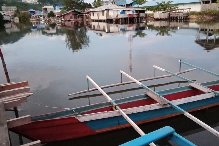 Nampak kondisi air Sungai hanyaan, sabagai salah satu lokasi yang biaya dilalui perahu untuk mengangkut air di atas jembatan yang berdekatan dengan jalan raya Entrop-Hamadi, Kota Jayapura, Papua, Minggu (23/10/2022).