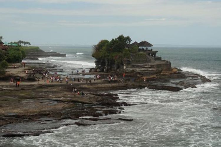 Pura Tanah Lot di Kabupaten Tabanan, Bali, Jumat (26/6/2015). 