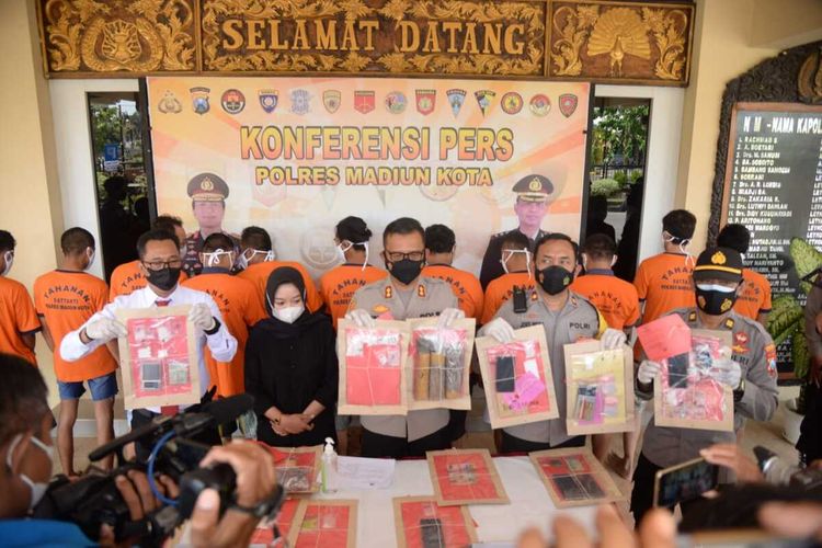 BARANG BUKTI-Kapolres Madiun Kota, AKBP Dewa Putu Eka Darmawan bersama penyidik menunjukkan barang bukti dan tersangka kasus narkoba hasil Operasi Tumpas Narkoba 2021, Senin (13/9/2021). 