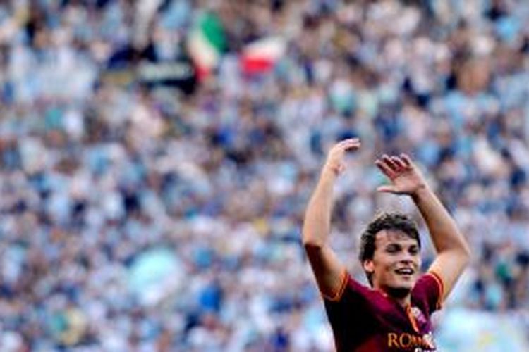Penyerang AS Roma Adem Ljajic merayakan golnya ke gawang Lazio, pada pertandingan Serie-A, di Olimpico, Minggu (22/9/2013).