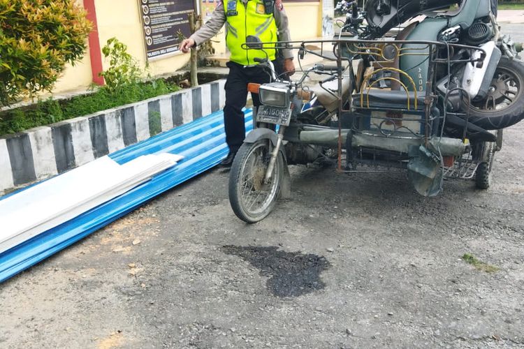Polisi saat mengevakuasi becak bermotor dan sepeda motor Honda Scopy yang terlibat kecelakaan di Desa Sialang, Kecamatan Bangun Purba,  Kabupaten Deli Serdang, Sumatera Utara, Senin (25/9/2023). Dalam insiden itu seorang bidan bernama Ardumas Situmorang (35) tewas 
