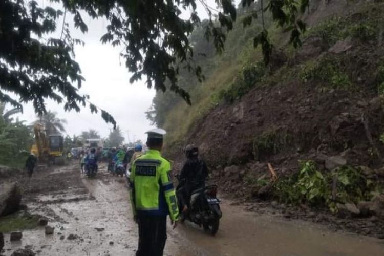 Aparat kepolisian Polres Kabupaten Majene, Provinsi Sulawesi Barat (Sulbar), memberlakukan sistem buka tutup jalur Trans-Sulawesi di Desa Onang, Kecamatan Tubo Sendana, Minggu (23/10/2022), akibat longsor, yang menutupi jalan.
