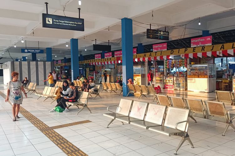 Ruang tunggu keberangkatan di Terminal Kampung Rambutan, Jakarta Timur, Rabu (23/8/2023)