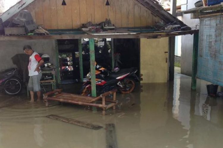 Banjir kembali melanda Kota Semarang akibat meluapnya Banjir Kanal Timur, Senin (13/2/2017) malam kemarin. Hingga Selasa (14/2/2017) siang, banjir masih menggenangi pemukiman penduduk setinggi 10-30 cm.