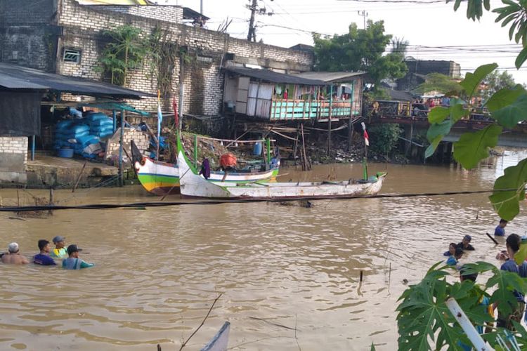 Beberapa perahu milik nelayan di Paciran, Lamongan, rusak usai hujan deras yang melanda kawasan setempat. *** Local Caption *** Beberapa perahu milik nelayan di Paciran, Lamongan, rusak usai hujan deras yang melanda kawasan setempat.
