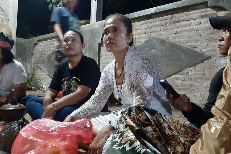 Pemangku Padma Buwana, Utiek Suprapti (baju putih) saat menemui wartawan dikediamanya Dusun Mangir Lor, Desa Sendangsari, Kecamatan Pajangan, Kabupaten Bantul