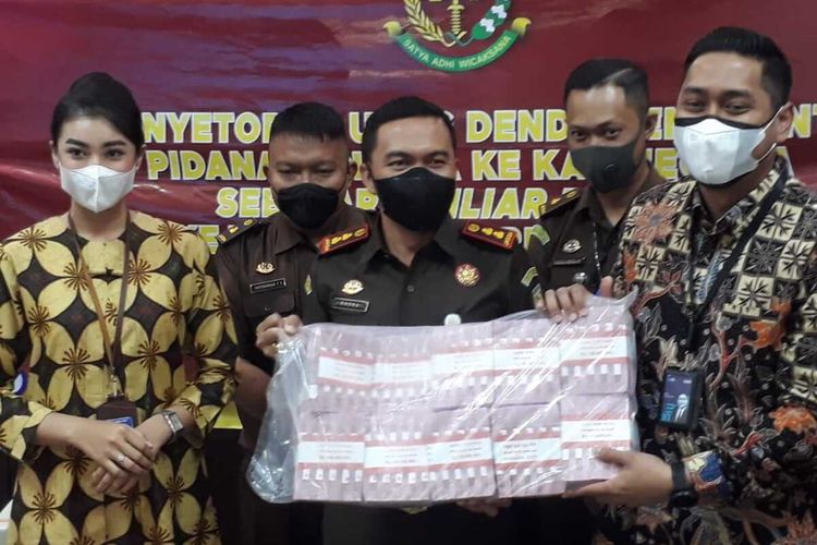 Keluarga terpidana kasua narkoba membayar denda Rp 1 milliar kepada Kejaksaan Negeri Tanjung Perak Surabaya, Jumat (10/9/2021).