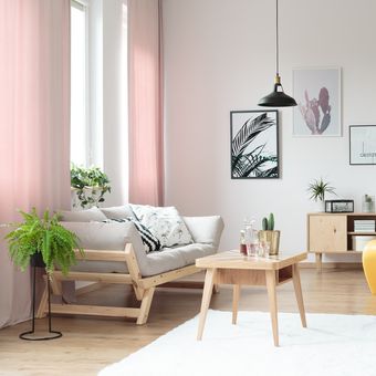 Ilustrasi ruang tamu dengan nuansa warna pastel.