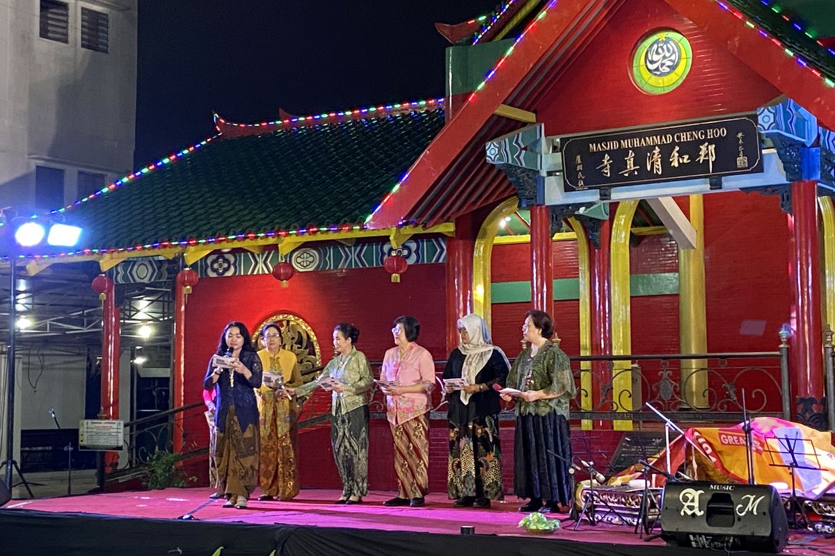 Perempuan lintas iman membacakan puisi di acara peringatan Haul Gus Dur ke-15 di Surabaya, Minggu (19/1/2025)