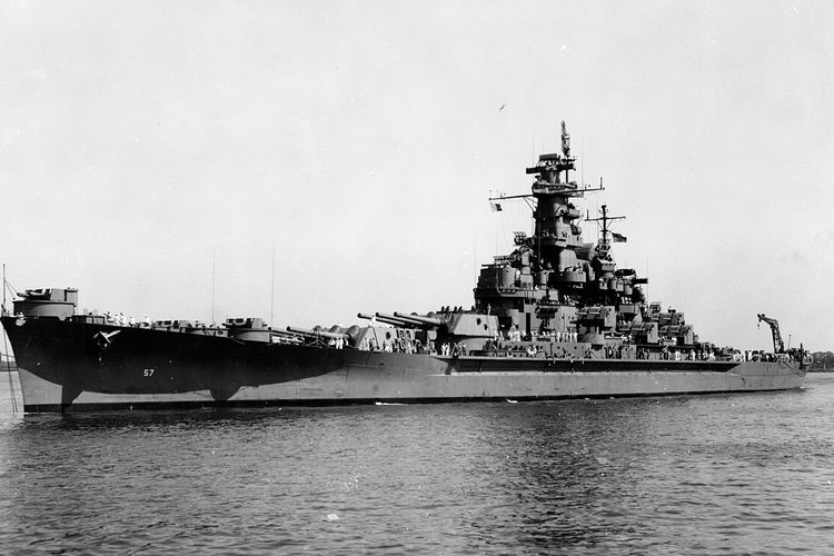 Kapal perang USS South Dakota.