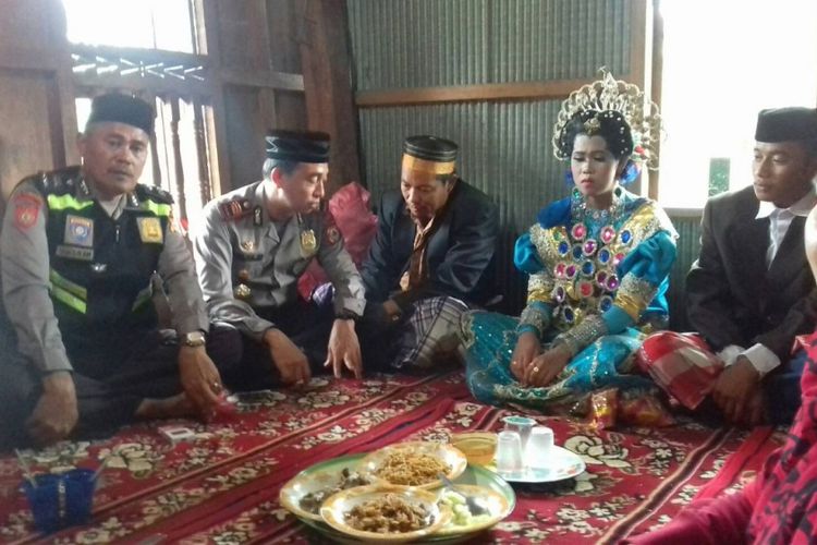 Sepasang kekasih di Kabupaten Gowa, Sulawesi Selatan dinikahkan secara adat di hadapan polisi setelah nyaris menjadi bulan-bulanan warga lantaran kepergok berduaan di kebun rambutan, Senin (15/1/2018).