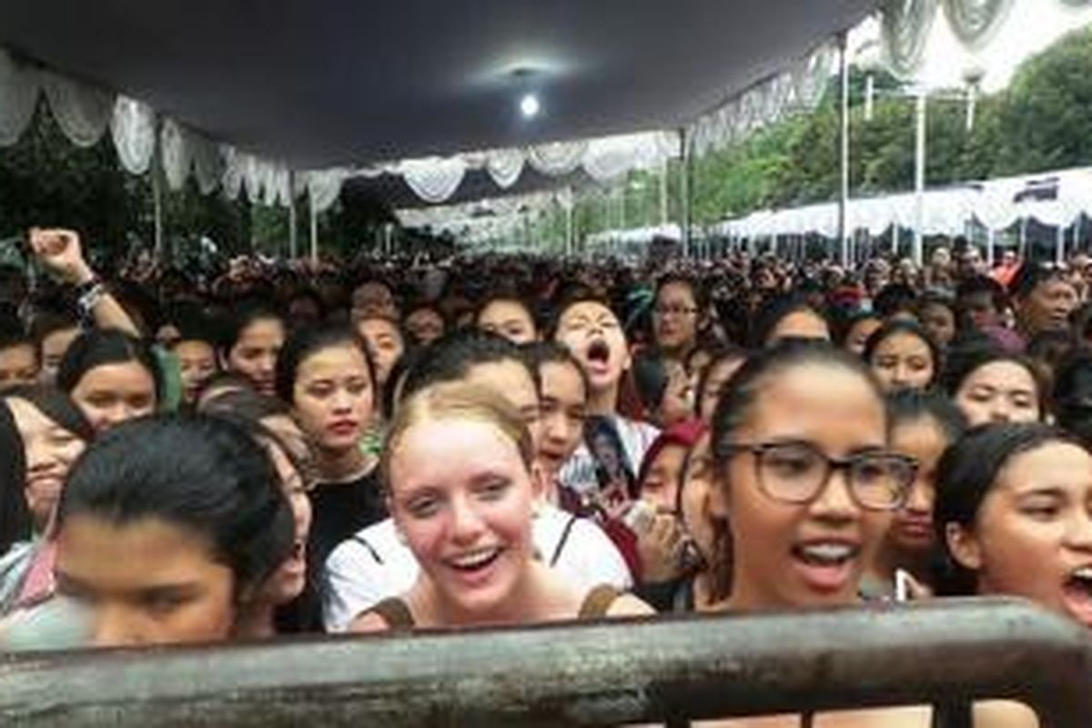 Antrean penggemar One Direction di pintu Stadion Utama Gelora Bung Karno, Senayan, Jakarta Pusat, Rabu (25/3/2015).