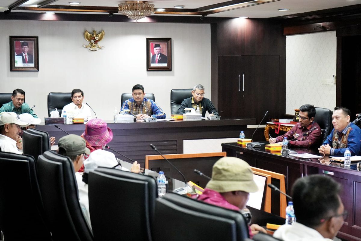 Wali Kota Bobby Nasution saat menerima kunjungan kerja Wali Kota Sawahlunto Deri Asta dan rombongan, Jumat (9/6/2023) di Ruang Rapat I Kantor Wali Kota Medan. Dalam kesempatan tersebut, Bobby menjelaskan tentang pembangunan Kota Medan yang berjalan masif lantaran Pemkot Medan punya kekuatan anggaran memadai. 