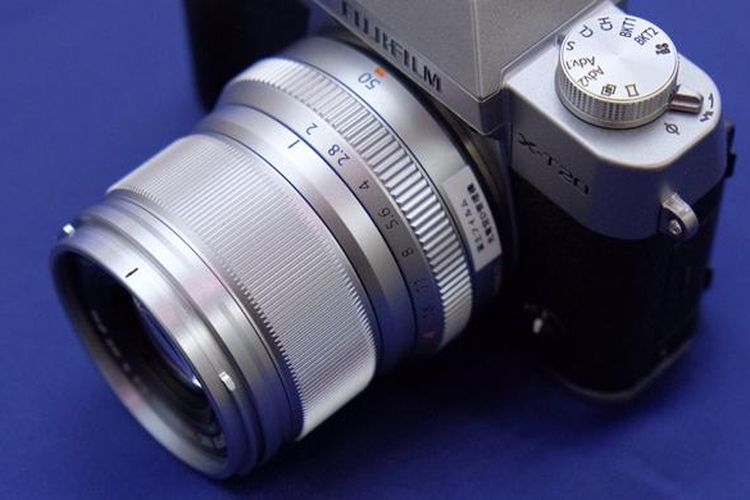 Lensa prime Fujinon XF 50mm F2 R WR terpasang di kamera mirrorless X-T20