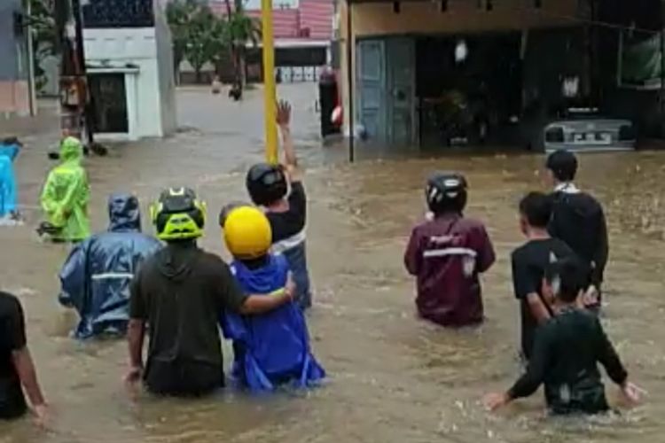 Sebagian daerah di Kota Makassar tergenang banjir, Jumat (18/11/2022).