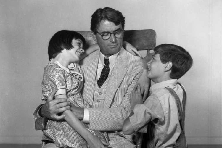 Gregory Peck, Mary Badham, dan Philip Alford dalam To Kill A Mocking Bird. 