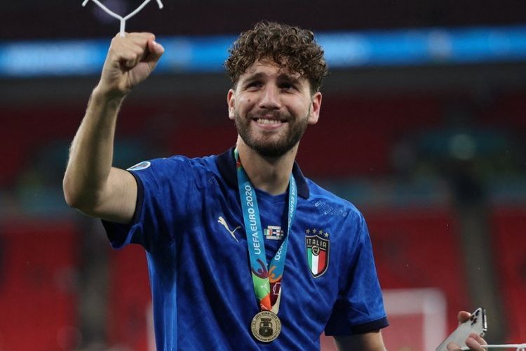 Gelandang Timnas Italia Manuel Locatelli berpose setelah membawa Azzurri juara Euro 2020 di Stadion Wembley pada 11 Juli 2021.