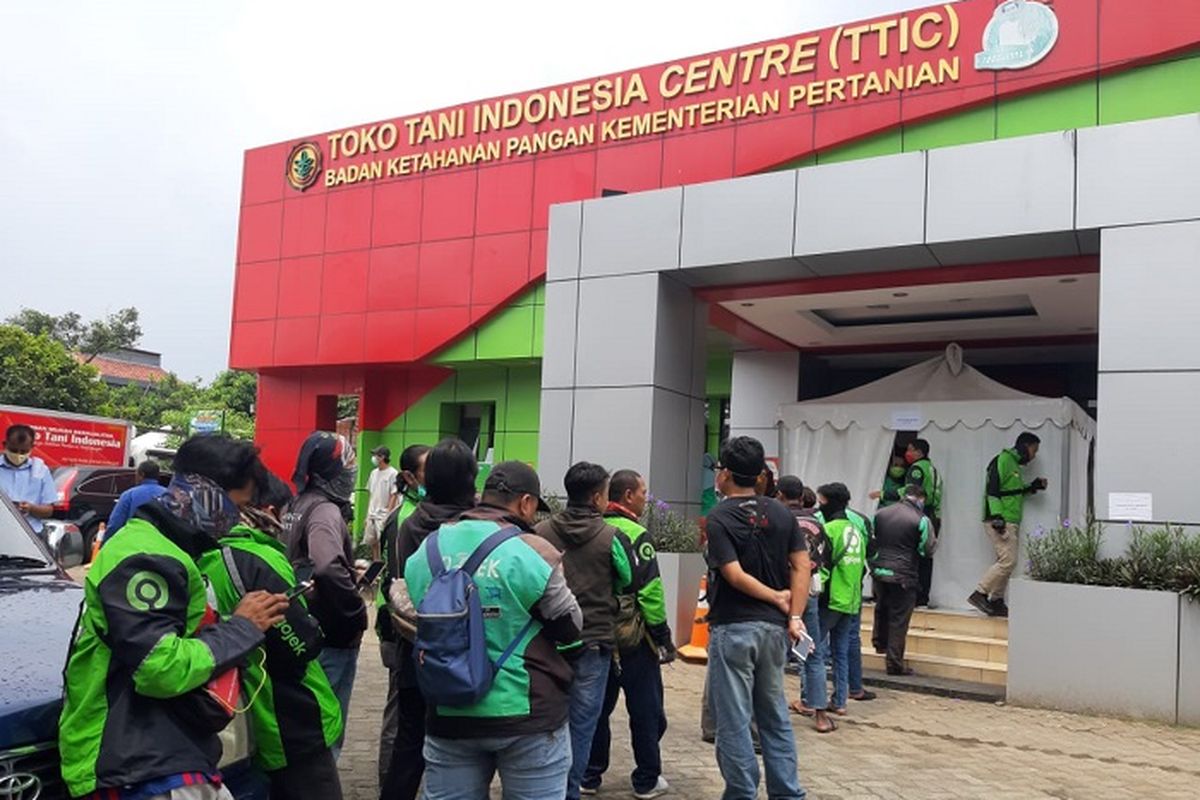 Suasana pembelian bahan pokok di Toko Tani Indonesia Center (TTIC), Pasar Minggu, Jakarta Selatan (Jaksel). 