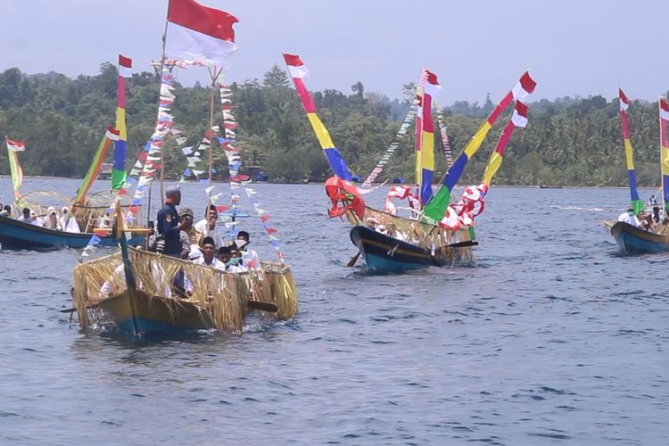 Perahu yang dihias meramaikan Festival Mtu Mya yang dipusatkan Pantai Barahima di Halmahera Tengah digelar sukses, Selasa (23/2/2021)