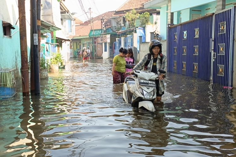 Banjir Dayeuhkolot Belum Surut, 14.400 Warga Terdampak, Air Capai 1,6 Meter