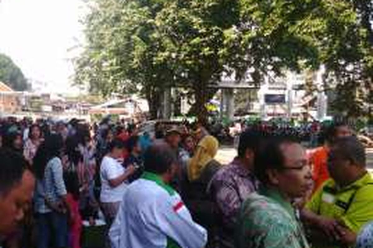 Ratusan pengunjung Pasar Kramatjati di Jakarta Timur memadati depan sebuah mal. Informasinya Presiden Joko Widodo akan mengunjungi pasar ini. Jumat (24/6/2016)