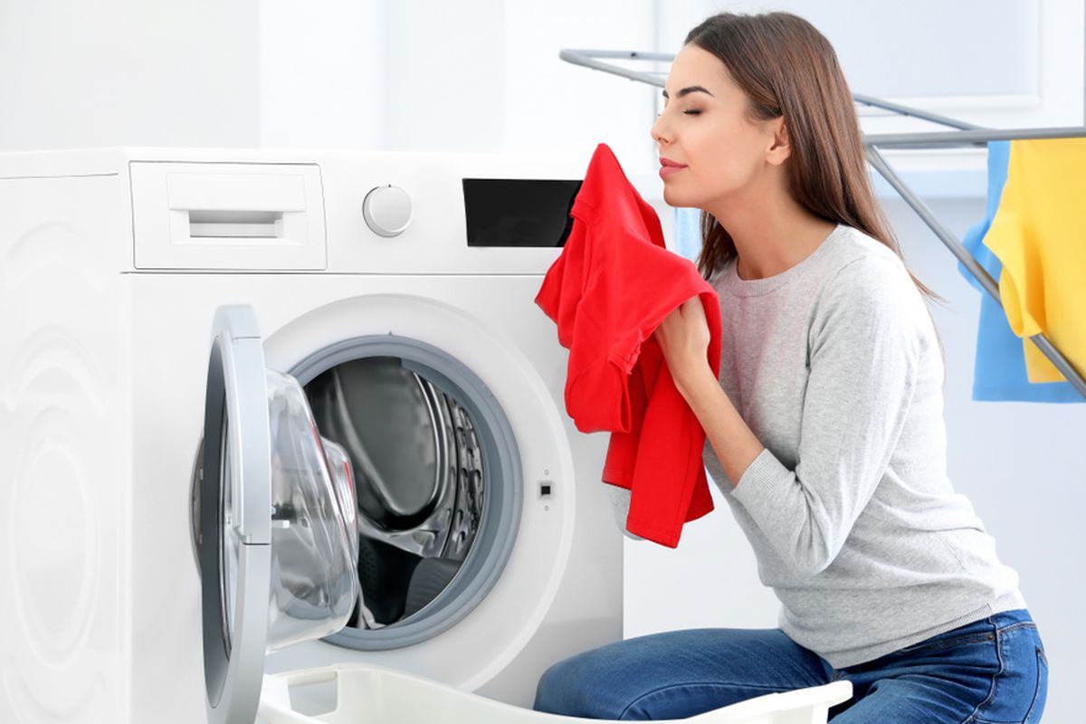 Ilustrasi mencuci pakaian dengan mesin cuci.