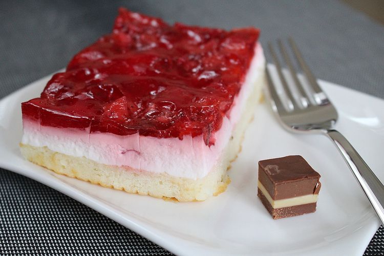 Ilustrasi dessert box dalgona strawberry. 