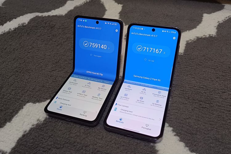 Skor Antutu Oppo Find N2 Flip (kiri) dan Samsung Galaxy Z Flip 4 (kanan).