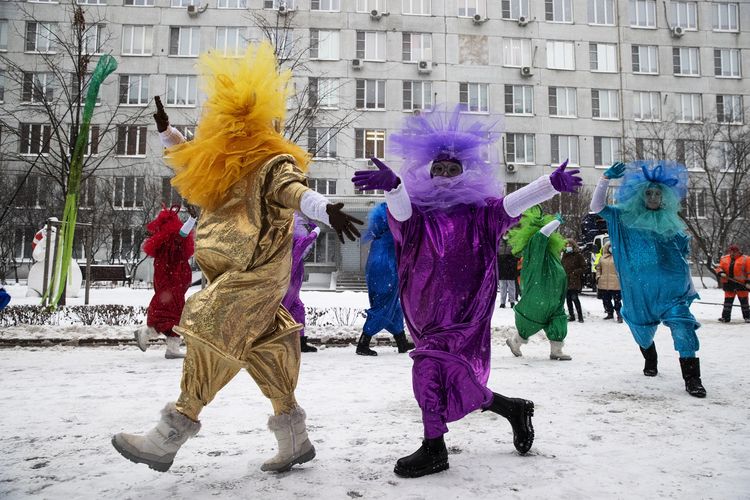 Para seniman memakai kostum warna-warni untuk menghibur anak-anak di rumah sakit, dalam perayaan Natal dan Tahun Baru di Moskwa, Rusia, pada Jumat (25/12/2020).