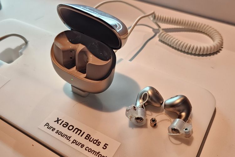 TWS Xiaomi Buds 5 warna Titanium Grey. TWS ini resmi dirilis di Indonesia. 