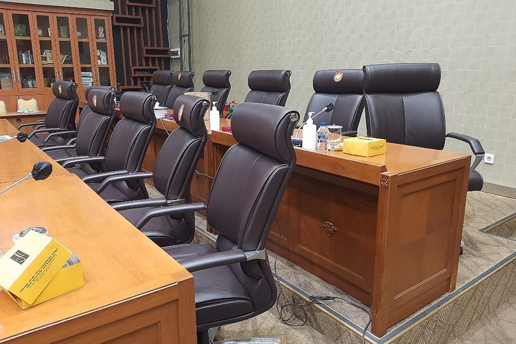 Kursi-kursi baru di ruang rapat Komisi IX DPR yang dikeluhkan oleh anggota Komisi IX DPR Saleh Daulay dalam rapat dengan Menteri Kesehatan Budi Gunadi Sadikin, Selasa (22/3/2022).