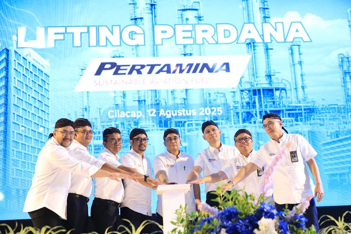 Sejumlah pemangku kepentingan Pertamina Group menekan tombol peresmian pengiriman perdana produk Pertamina SAF berbahan baku minyak jelantah dalam seremonial yang berlangsung di Cilacap, Selasa (12/8/2025).