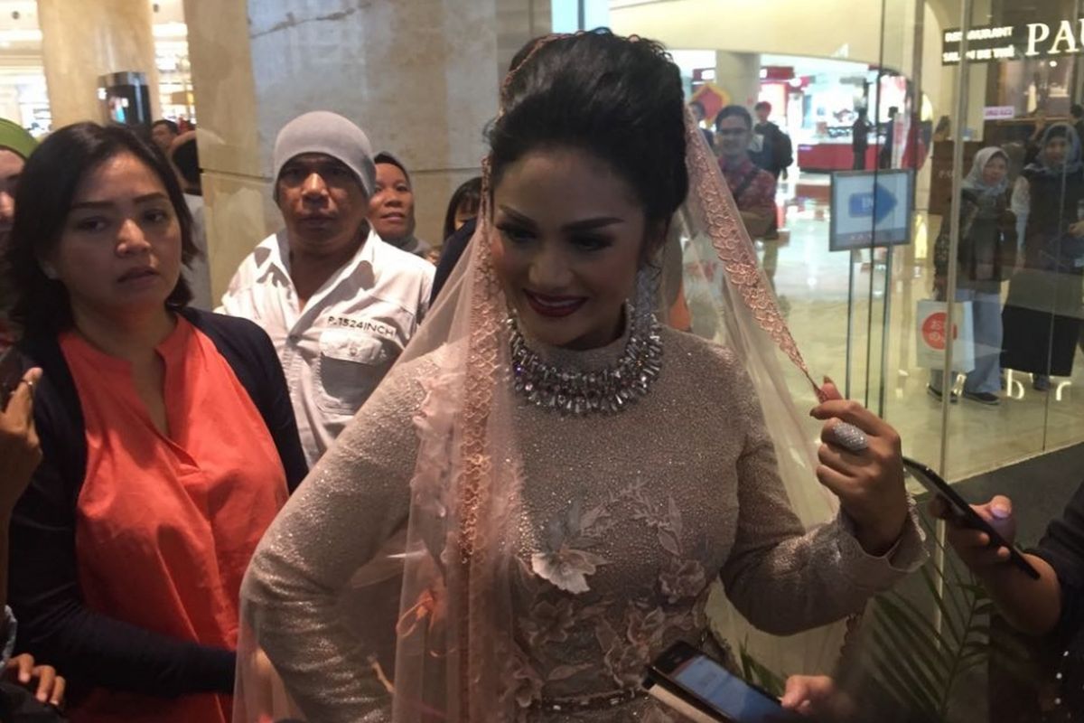 Krisdayanti di sela acara Ramadhan Runway di Kota Kasablanka, Jakarta Selatan, Jumat (8/6/2018).