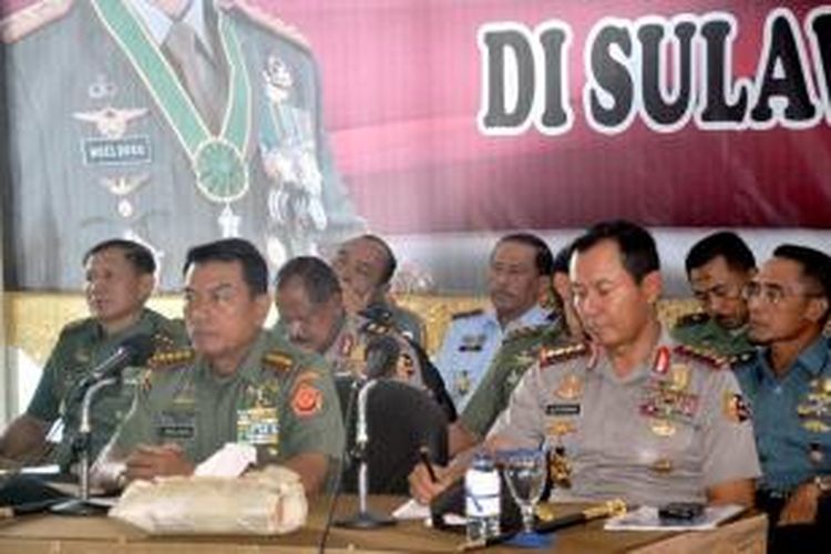 Panglima TNI Jenderal Moeldoko dan Kapolri Jenderal Pol. Sutarman saat bertatap muka dengan ribuan anggota TNI dan Polri di Kendari.