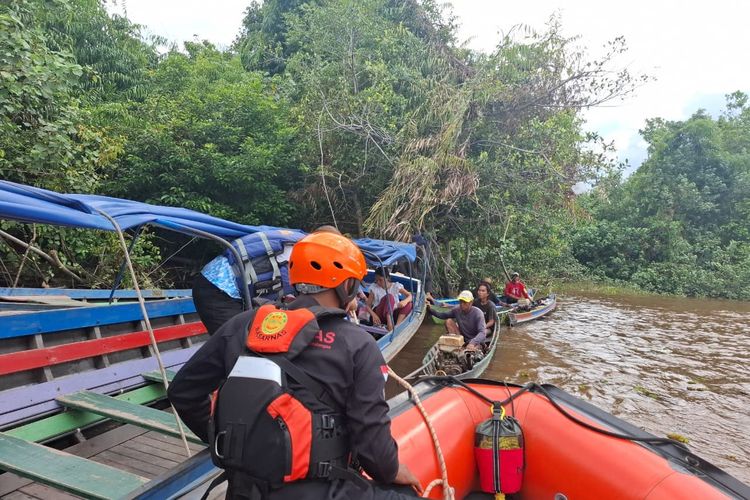 Tim Basarnas Banjarmasin melakukan penyisiran untuk melakukan pencarian terhadap seorang nelayan yang dilaporkan hilang di Sungai Barito, Barito Kuala, Kalsel, Senin (3/11/2025).