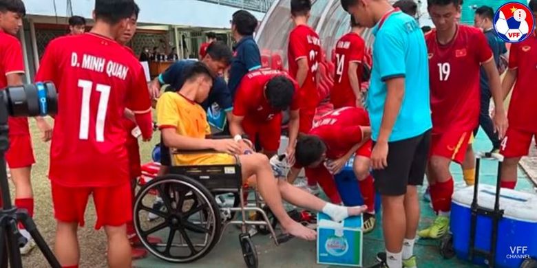Kiper Vietnam, Pham Dinh Hai, duduk di kursi roda karena mengalami cedera usai berbenturan dengan pemain lawan dalam laga kontra Thailand. Pham Dinh Hai dikabarkan tidak bisa bermain pada final Piala AFF U16 2022 kontra Indonesia di Stadion Maguwoharjo, Jumat (12/8/2022). (Sumber foto: Tangkapan layar YouTube VFF Channel)