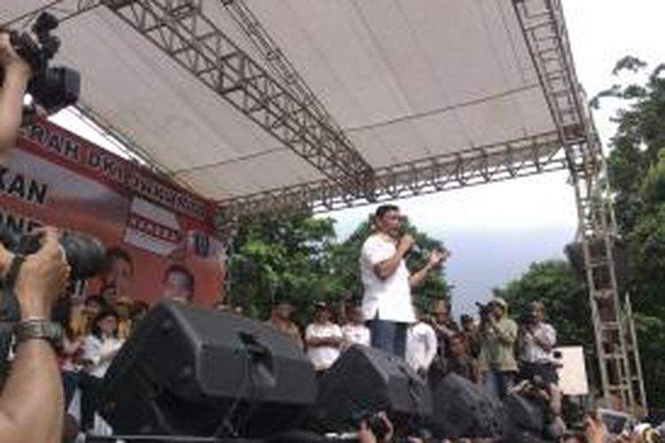 Calon Presiden dari Partai Hati Nurani Rakyat, Wiranto saat memberikan pidato politik di hadapan ribuan simpatisan yang hadir dalam acara kampanye terbuka partai Hanura di Lapangan Blok S, Jakarta Selatan, Jumat (28/3/2014)