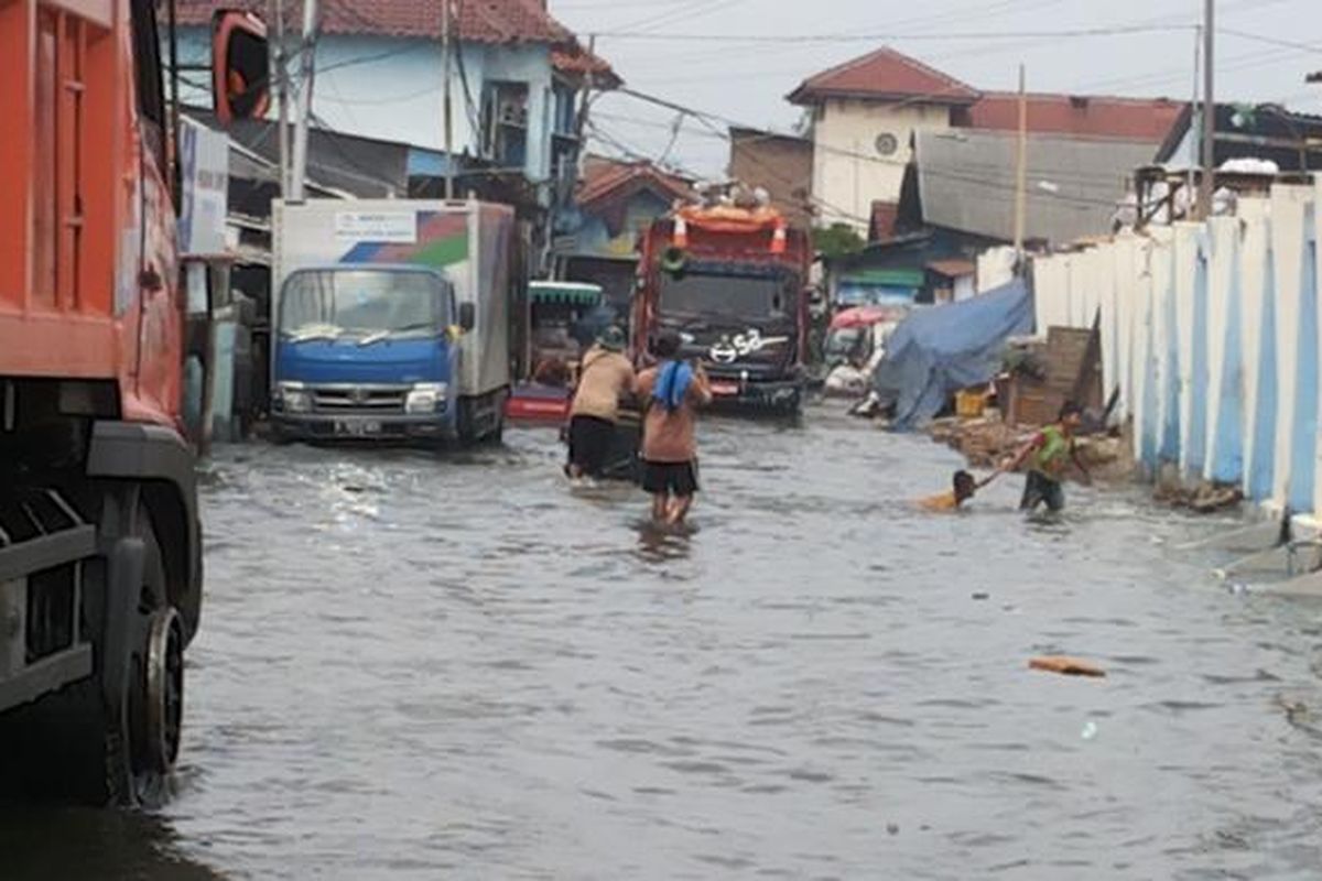 Banjir rob yang sedang terjadi di Kelurahan Muara Angke, Penjaringan, Jakarta Utara, Selasa (10/1/2017). Ketinggian banjir rob di Muara Angke terpantau mencapai sekitar 5 sentimeter. Banjir rob menyebabkan tergenangnya jalan akses yang menghubungkan Pasar Muara Angke dengan Pelabuhan Kali Adem.