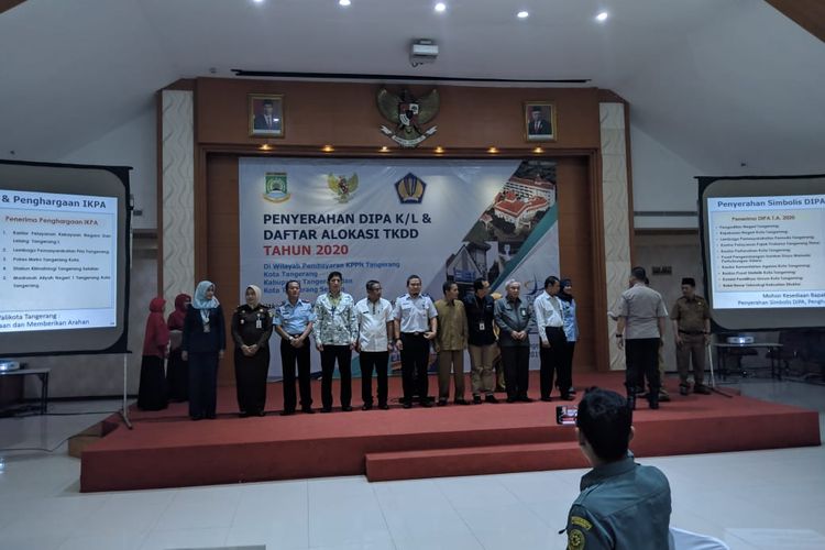 Penyerahan Dana DIPA untuk tiga wilayah Tangerang Raya oleh Kantor KPPN Tangerang di Pusat Pemerintah Kota Tangerang, Selasa (26/11/2019)