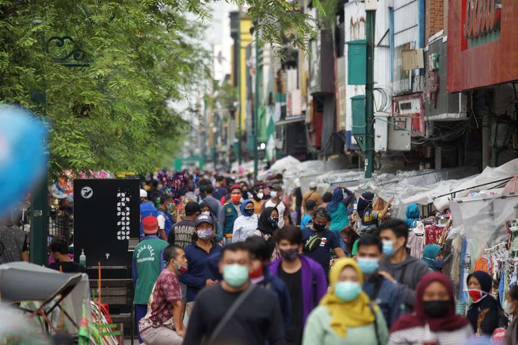 Pengunjung memadati kawasan wisata Malioboro, Yogyakarta, Kamis (11/3/2021). Libur Isra Miraj 2021 kawasan Malioboro yang merupakan destinasi wisata andalan di Yogyakarta padat pengunjung.