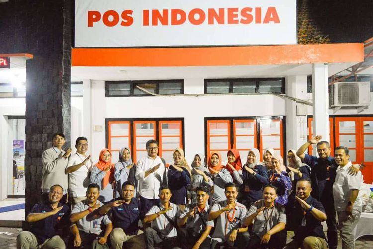 Para pekerja di PT Pos Indonesia (Persero).