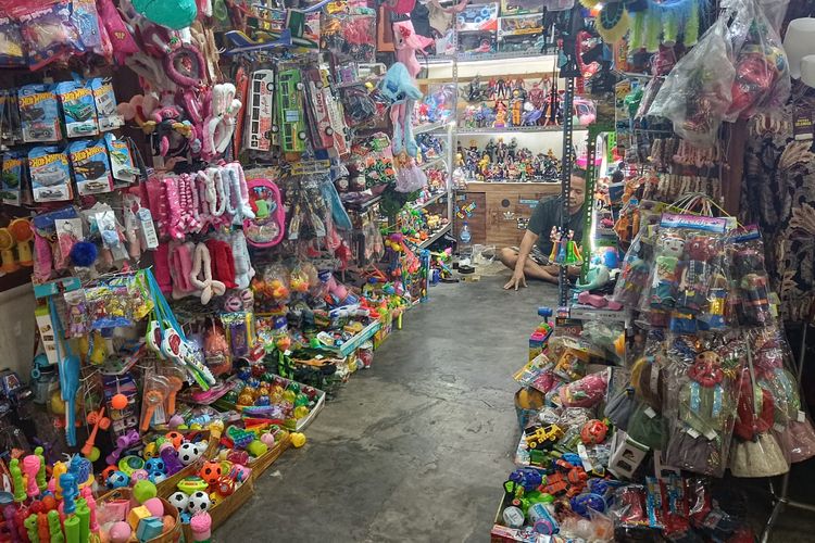 Lapak mainan di Pasar Pisang, Kota Tua Jakarta